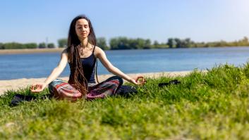 Las 11 posturas básicas de yoga que todos creen saber (pero que pueden estar haciendo mal)