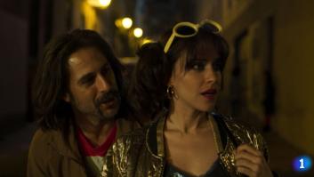 El 'look' de Lola y Pacino y otros guiños ocultos a los 80 en 'El ministerio del tiempo'