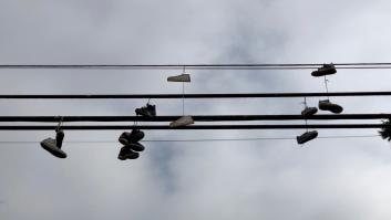 Qué significado tienen las zapatillas colgadas en los cables de la luz