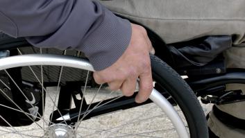 Un conductor impide que una persona con discapacidad en silla de ruedas se suba al autobús