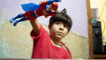 'Superbigote', el muñeco que Maduro regala a los niños y que se parece sospechosamente a él