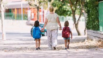 Madres, padres y jóvenes: 10 ayudas públicas que entran en vigor en 2023