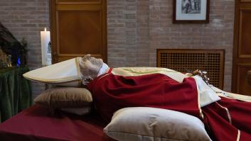 Difunden la primera imagen del cuerpo de Benedicto XVI tras morir y TODOS alucinan con lo mismo
