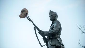 Colocan una cabeza de Franco en la estatua de la Legión de Almeida: "A los asesinados por el colonialismo español"