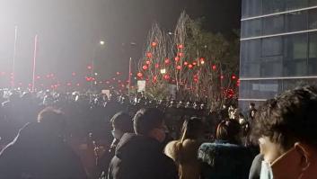 Manifestantes chocan con la policía en una fábrica de kits de antígenos en China