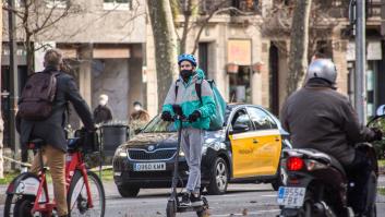 Muere el conductor de un patinete eléctrico al chocar con un autocar en Barcelona