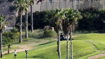 Dos mundos, en una foto: los inmigrantes en la valla de Melilla y un campo de golf