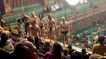 Un grupo de activistas climáticos se desnuda durante el debate del Brexit