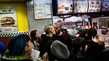 Besada gay en un Burger King de Madrid que expulsó a dos homosexuales (FOTOS)