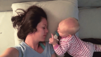 Esta madre intenta dormir la siesta con su bebé, pero su hija tiene otros planes (VÍDEO)