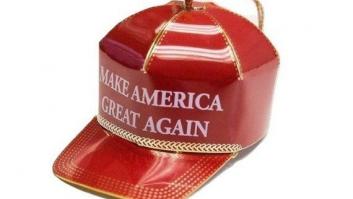 El adorno navideño de la discordia, la gorra de Donald Trump, 'sold out' (agotado)