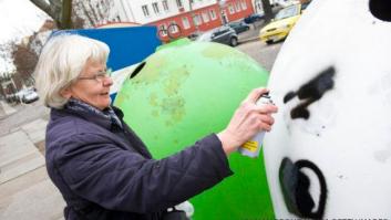Una mujer de 70 años pinta corazones sobre las esvásticas de Berlín