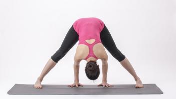 3 posturas de yoga que alivian el dolor de cabeza