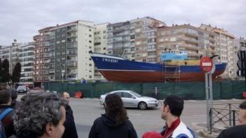 Trifulca vecinal en Vigo por la colocación de un barco histórico en una rotonda