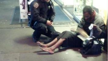 Un policía de Nueva York compra botas para un hombre que pedía dinero descalzo en la calle (FOTOS)