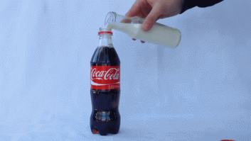 Esto es lo que ocurre si mezclas Coca-Cola y leche (VÍDEO)