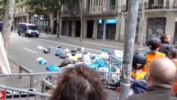 Manifestantes lanzan bolsas de basura junto a la Delegación del Gobierno en Barcelona