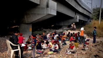Un grupo de niños de la India dan clase debajo de un puente en plena ola de frío (FOTOS)