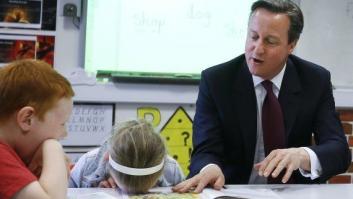 Esta niña no parece divertirse demasiado con la visita de David Cameron