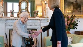 Esta foto de Isabel II preocupa a muchos en el Reino Unido: todas las miradas se van a sus manos
