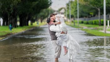 Esta pareja no dejó que el huracán Harvey les estropeara la boda