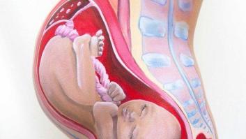 Esta pintura corporal recrea lo que ocurre dentro del cuerpo de una embarazada (FOTO)