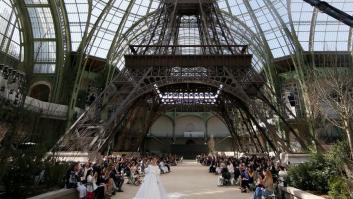 Chanel monta una segunda torre Eiffel en el centro de París