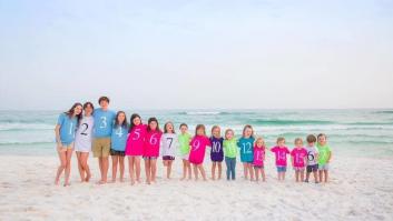 Esta fotografía de familia de 17 primos se hace viral por un motivo especial