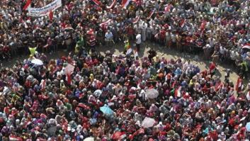 El muro humano que protege de abusos a las mujeres que protestan en Tahrir (FOTOS)