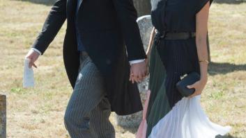 El príncipe Enrique, pillado con un agujero en el zapato en la boda de un amigo