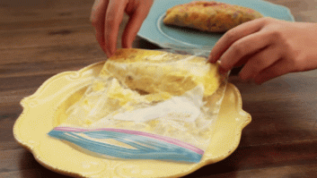 Sin manchar, sin aceite, sin pegarse y sin romperse: el truco de la bolsa para hacer la tortilla perfecta