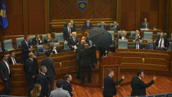 Lluvia de huevos contra el primer ministro de Kosovo en el Parlamento