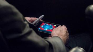 El senador John McCain, pillado jugando al póker con su iPhone en pleno debate sobre Siria