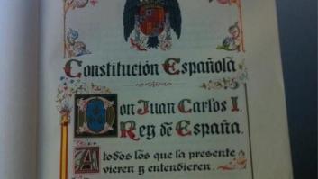 Amaiur pregunta a Posada por la exhibición de una Constitución con símbolos franquistas