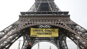 Greenpeace cuelga una pancarta de la torre Eiffel contra el Frente Nacional