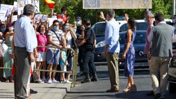 Felipe y Letizia en Sevilla: la pancarta del fondo es 'trending topic' por lo que han hecho con ella