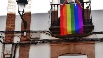 Zara Baldallo, la vecina de Huelva que ha colgado la bandera LGTBI sobre la sede de Vox: "Tenemos que convivir en paz"