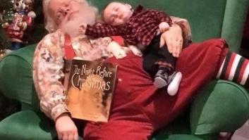 La foto más tierna de un bebé dormido en brazos de Papá Noel