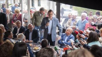 Lluvia de 'memes' en Twitter con la foto de Rajoy en un bar de Ourense