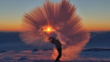 Este es el (impresionante) resultado de lanzar té caliente en el aire helado