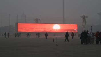 Pantallas gigantes de Pekín muestran el amanecer en medio de una nube de polución (FOTOS)