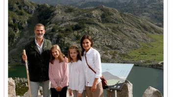 Los reyes Felipe y Letizia, la princesa Leonor y la infanta Sofía felicitan la Navidad con una foto en Covadonga