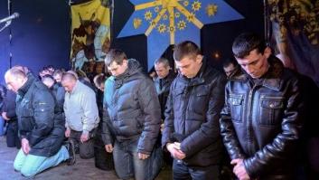 Unos 100 antidisturbios piden perdón de rodillas en Ucrania por reprimir las protestas