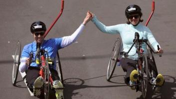 FOTO: esta pareja cruza junta la meta del Maratón de Boston. Hace un año cada uno perdió una pierna
