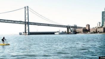 Así se cruza la bahía de San Francisco en una bicicleta acuática