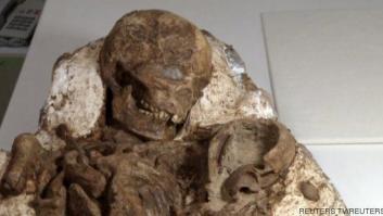 Descubren en Taiwán un fósil de 4800 años de una madre acunando a su hijo