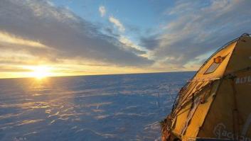 El Trineo de Viento cruza lagos en el desierto de hielo de Groenlandia