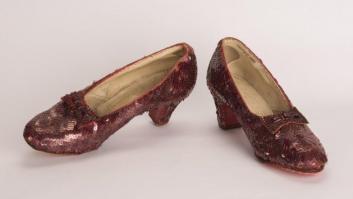 El FBI recupera los zapatos rojos que Judy Garland usó en 'El mago de Oz'