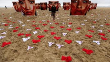 Extienden 420 bragas en la playa de Copacabana en protesta contra violaciones