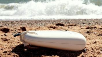 Evitar robos en la playa: 6 trucos divertidos para guardar el móvil y el dinero este verano